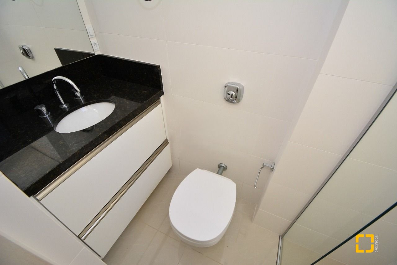 Apartamento com 128m², 6 quartos (sendo 3 suítes), 2 garagens, no bairro Centro em Florianópolis