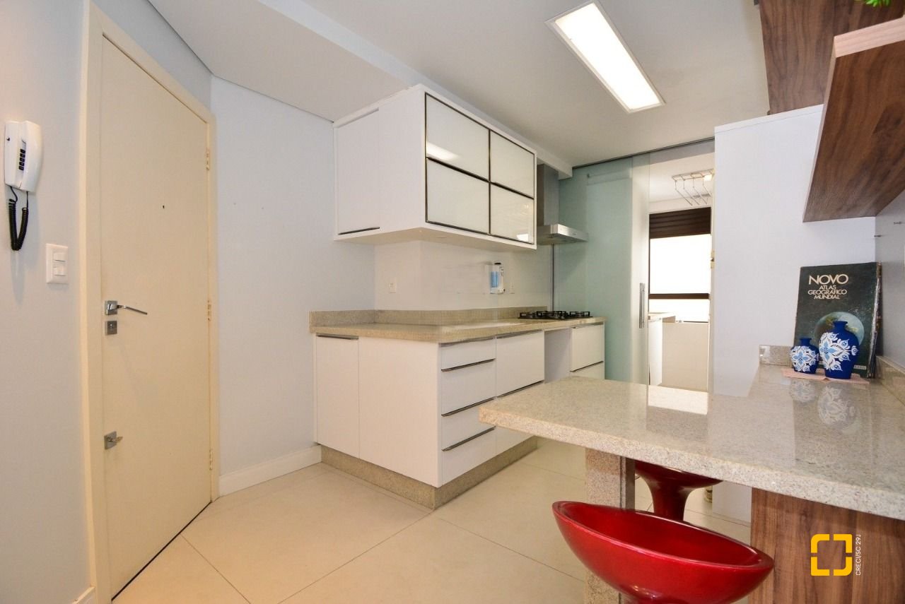 Apartamento com 128m², 6 quartos (sendo 3 suítes), 2 garagens, no bairro Centro em Florianópolis