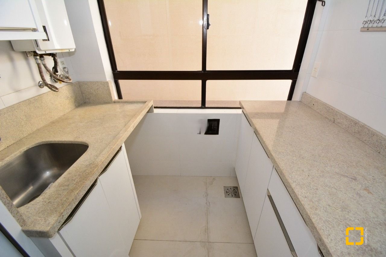 Apartamento com 128m², 6 quartos (sendo 3 suítes), 2 garagens, no bairro Centro em Florianópolis