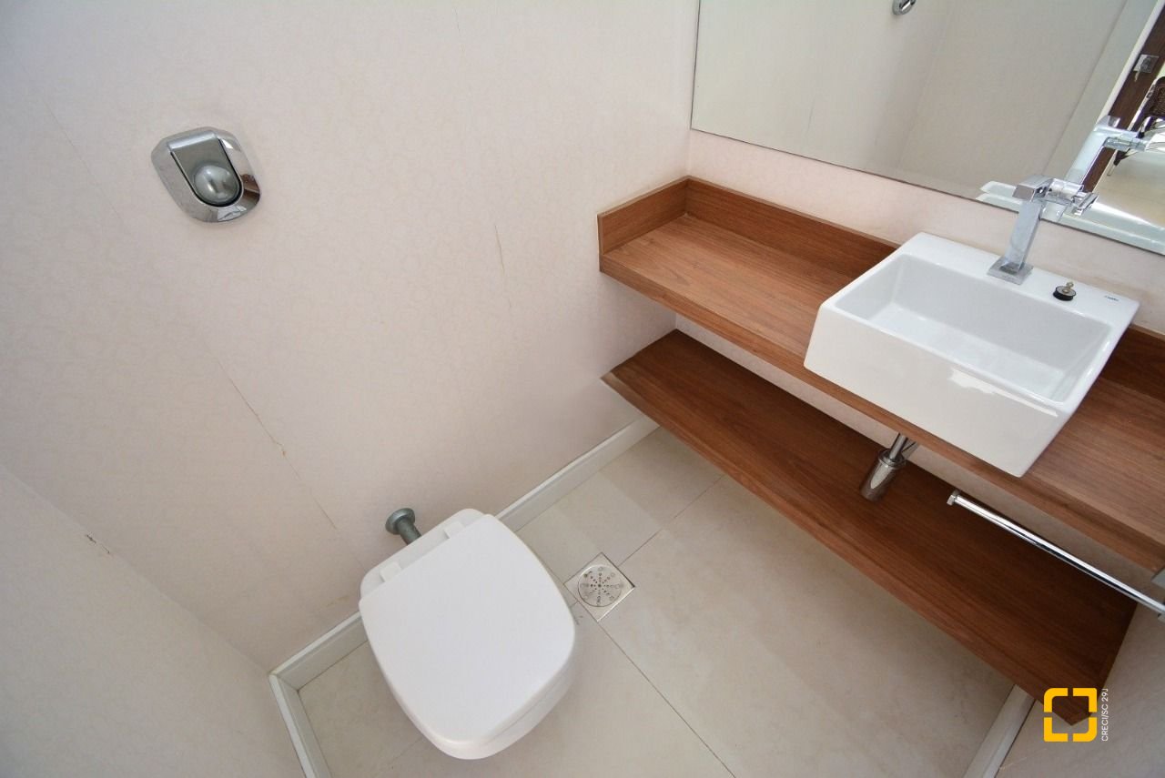 Apartamento com 128m², 6 quartos (sendo 3 suítes), 2 garagens, no bairro Centro em Florianópolis