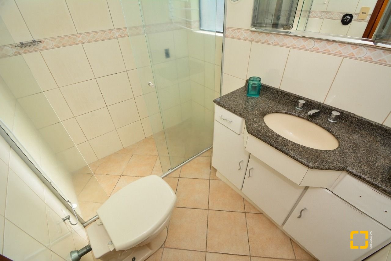 Apartamento com 128m², 6 quartos (sendo 3 suítes), 2 garagens, no bairro Centro em Florianópolis