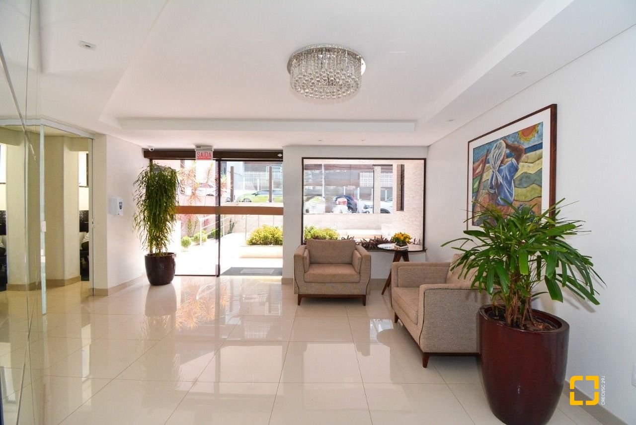 Apartamento com 128m², 6 quartos (sendo 3 suítes), 2 garagens, no bairro Centro em Florianópolis