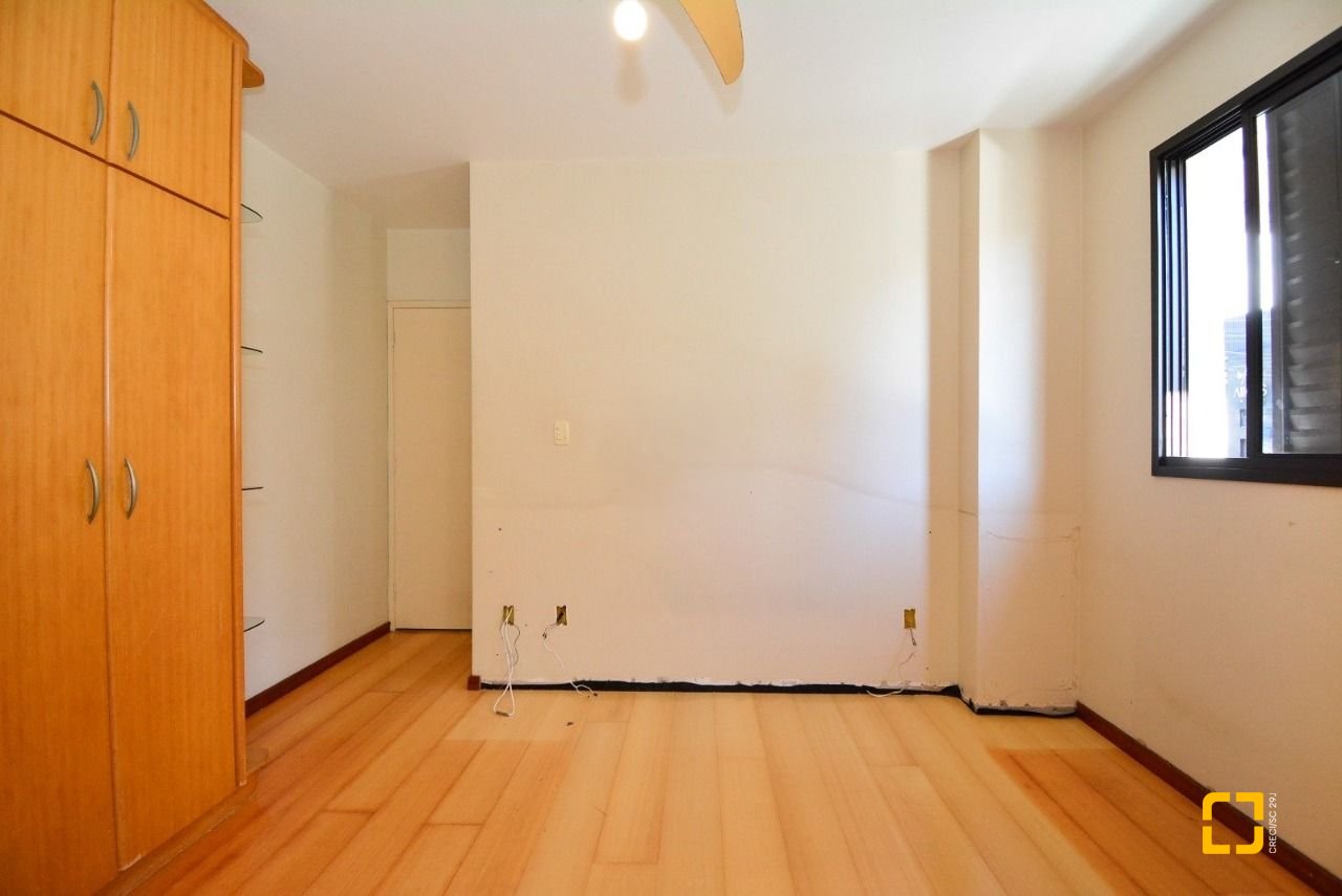 Apartamento com 128m², 6 quartos (sendo 3 suítes), 2 garagens, no bairro Centro em Florianópolis