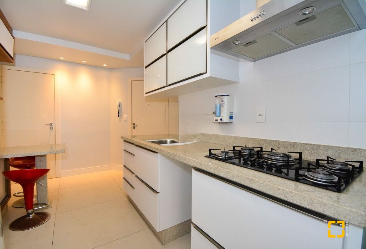 Apartamento com 128m², 6 quartos (sendo 3 suítes), 2 garagens, no bairro Centro em Florianópolis