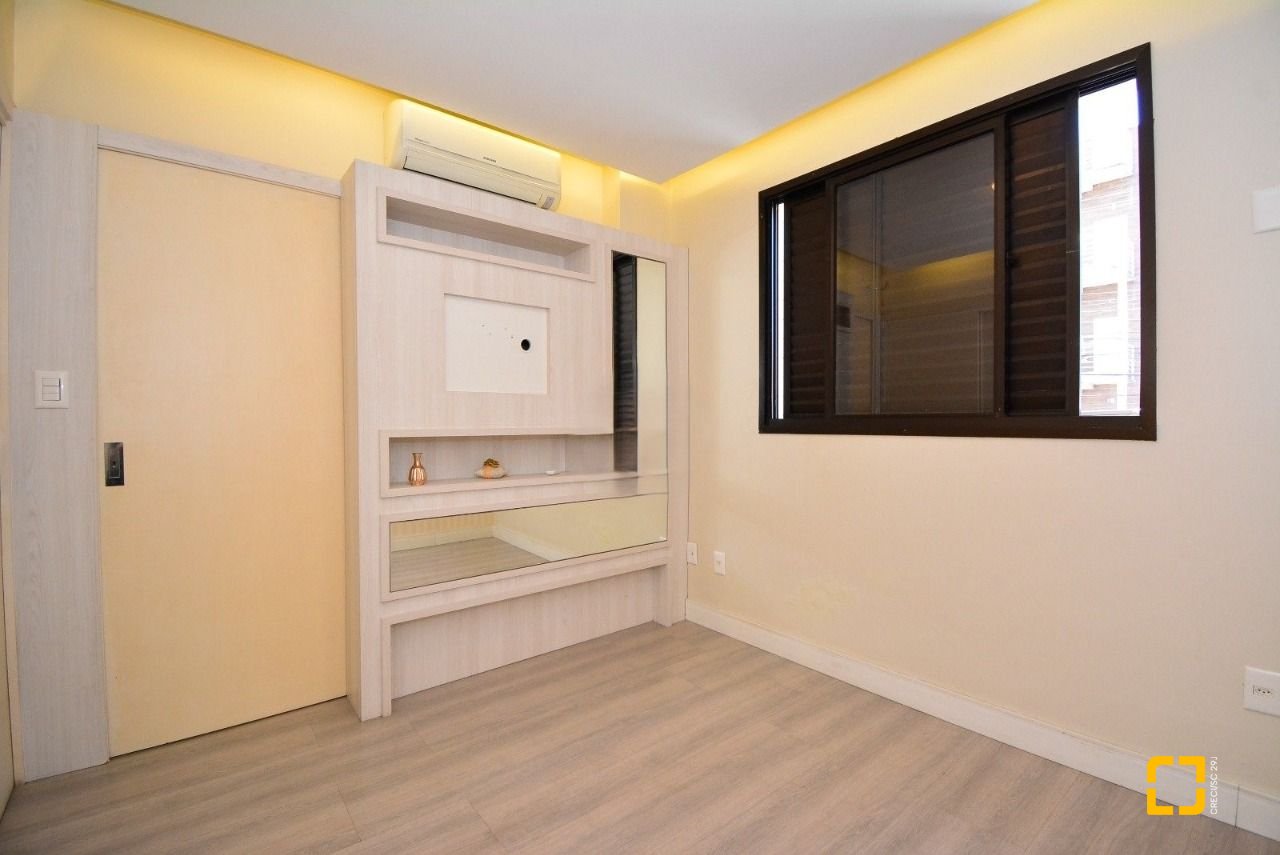 Apartamento com 128m², 6 quartos (sendo 3 suítes), 2 garagens, no bairro Centro em Florianópolis