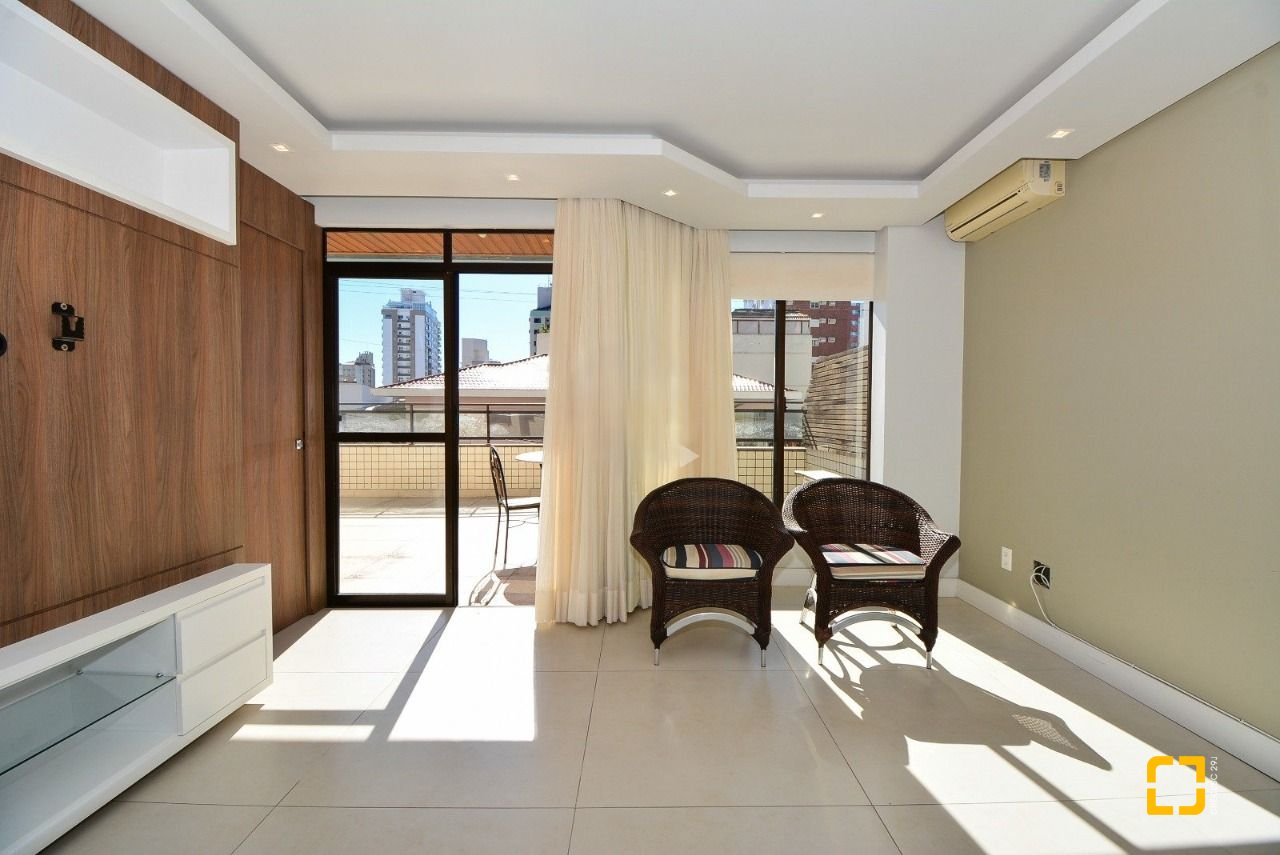 Apartamento com 128m², 6 quartos (sendo 3 suítes), 2 garagens, no bairro Centro em Florianópolis