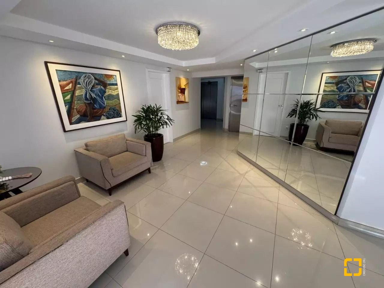 Apartamento com 128m², 6 quartos (sendo 3 suítes), 2 garagens, no bairro Centro em Florianópolis