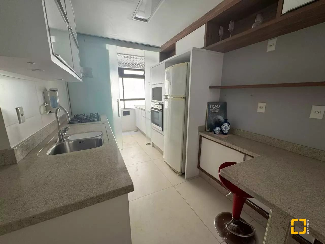 Apartamento com 128m², 6 quartos (sendo 3 suítes), 2 garagens, no bairro Centro em Florianópolis