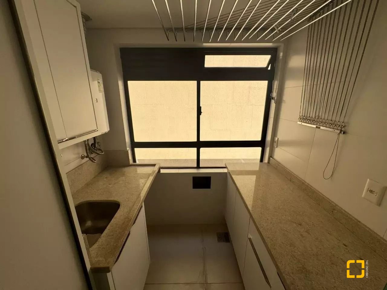 Apartamento com 128m², 6 quartos (sendo 3 suítes), 2 garagens, no bairro Centro em Florianópolis