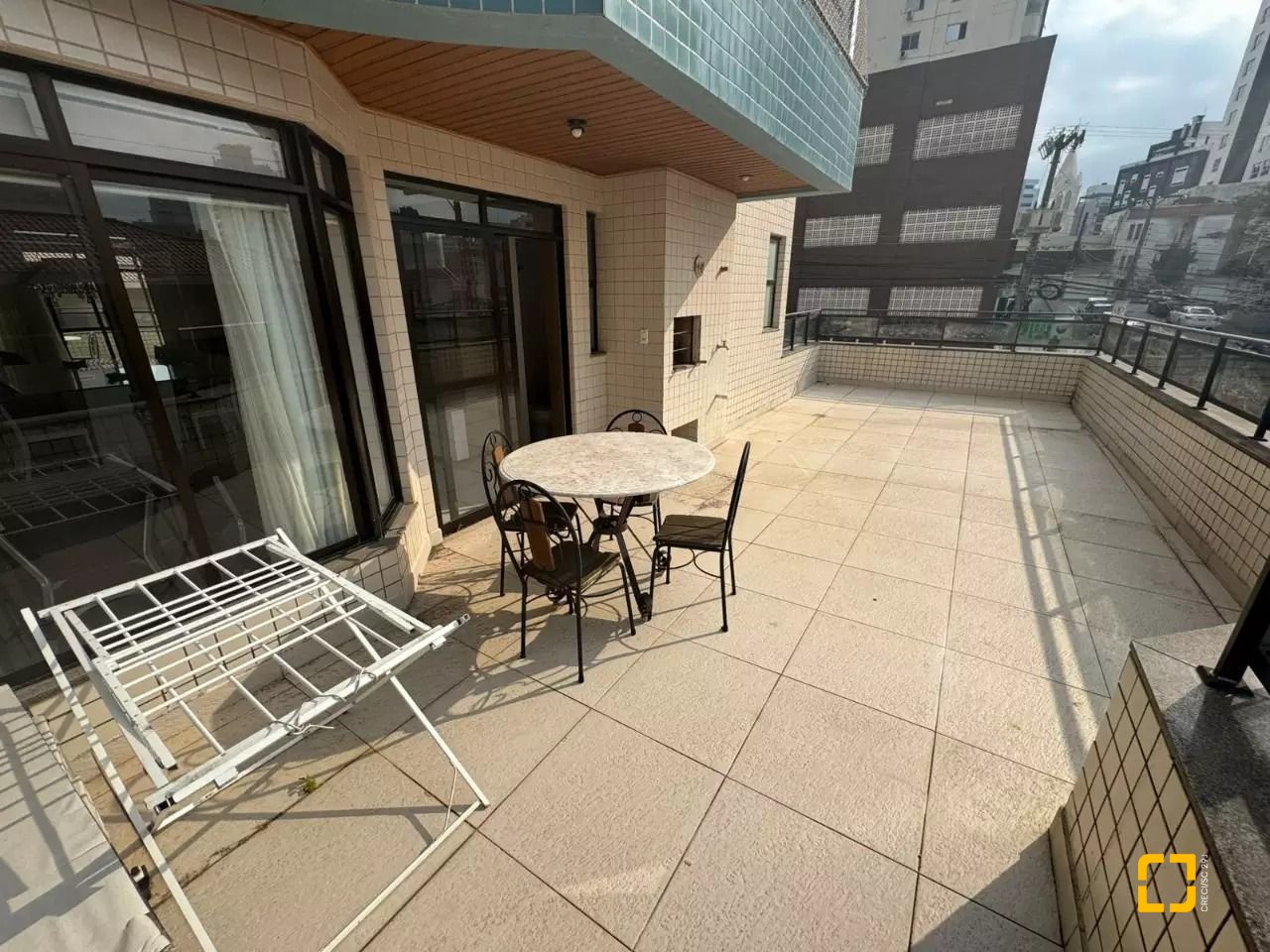 Apartamento com 128m², 6 quartos (sendo 3 suítes), 2 garagens, no bairro Centro em Florianópolis