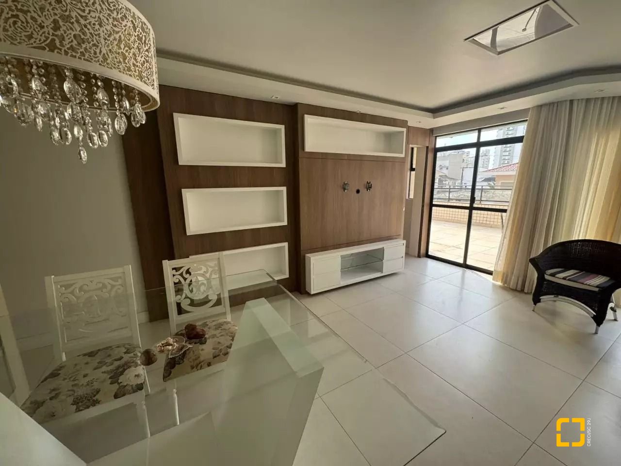Apartamento com 128m², 6 quartos (sendo 3 suítes), 2 garagens, no bairro Centro em Florianópolis