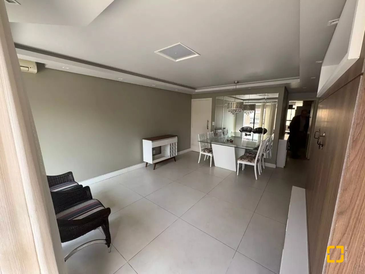 Apartamento com 128m², 6 quartos (sendo 3 suítes), 2 garagens, no bairro Centro em Florianópolis