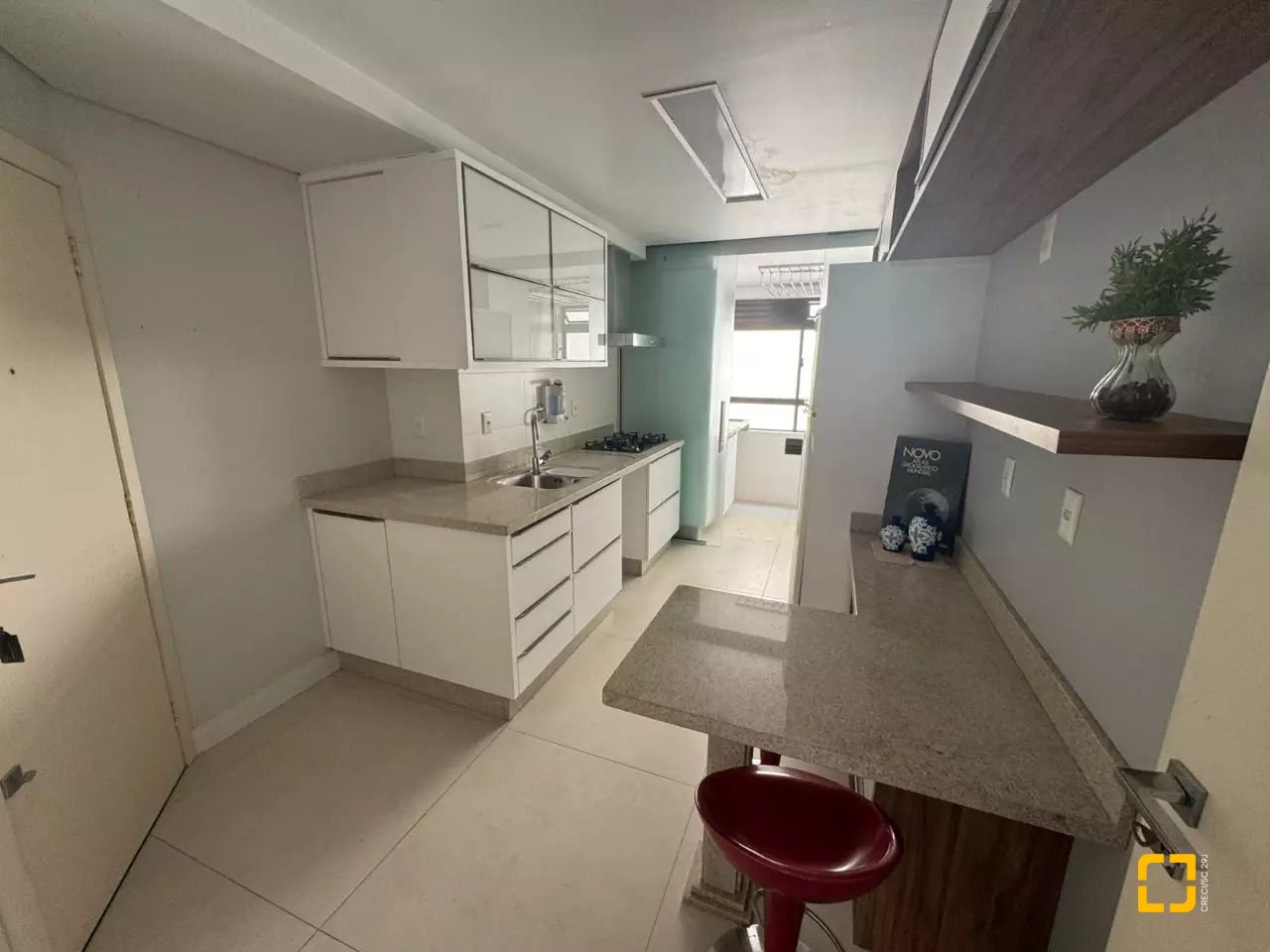Apartamento com 128m², 6 quartos (sendo 3 suítes), 2 garagens, no bairro Centro em Florianópolis