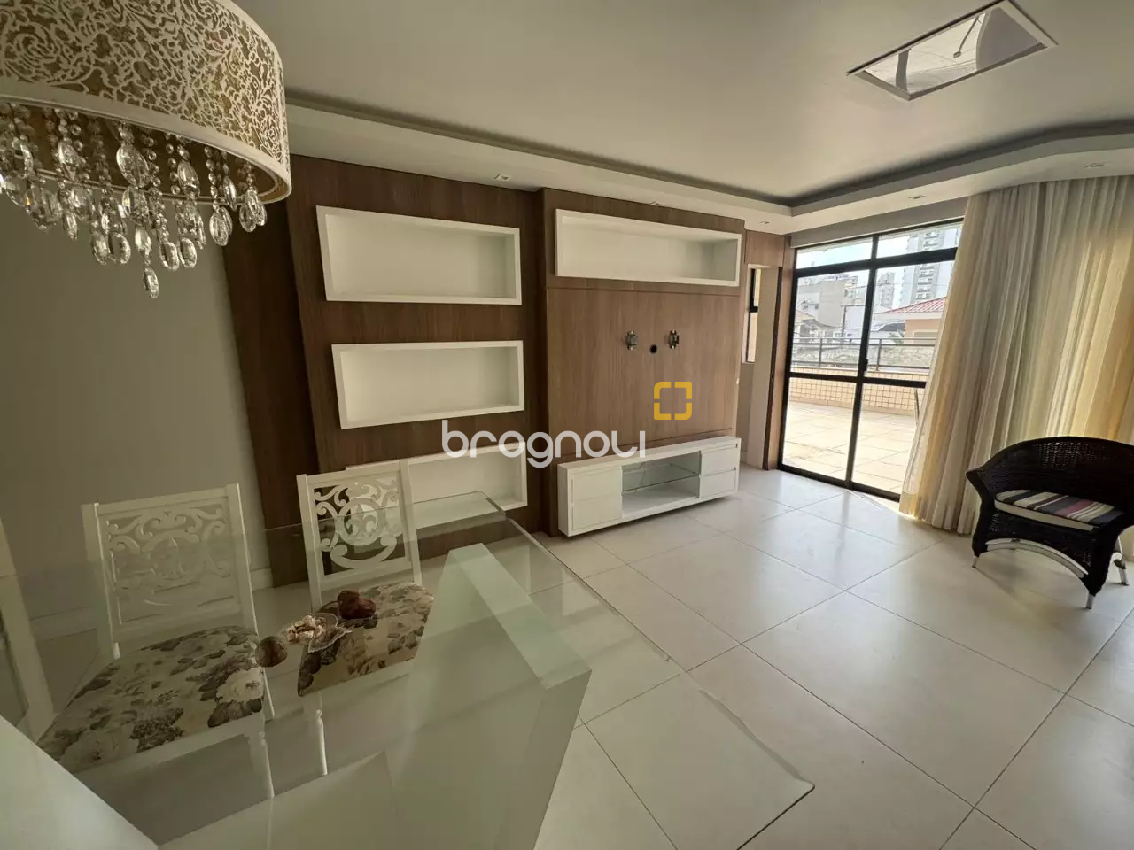 Apartamento com 128m², 3 quartos (sendo 3 suítes), 2 garagens, no bairro Centro em Florianópolis