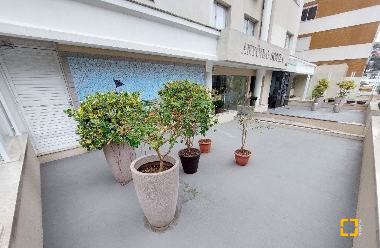 Apartamento com 67m², 3 quartos (sendo 1 suíte), 1 garagem, no bairro Centro em Florianópolis