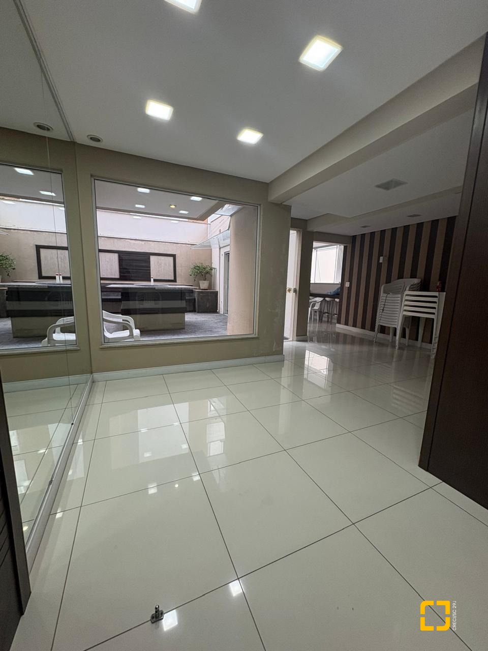 Apartamento com 67m², 3 quartos (sendo 1 suíte), 1 garagem, no bairro Centro em Florianópolis