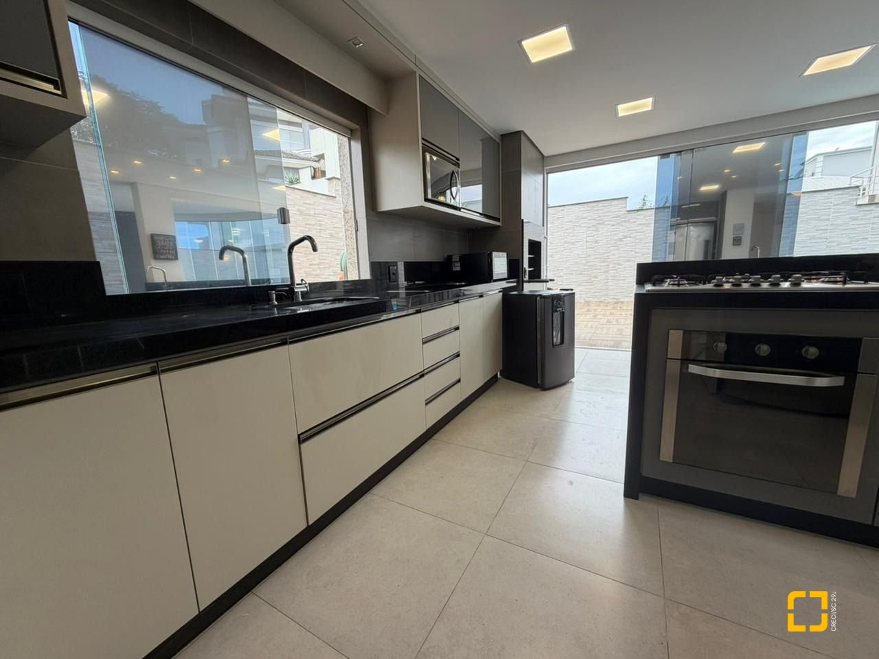 Casa com 292m², 4 quartos (sendo 1 suíte), 3 garagens, no bairro Pedra Branca em Palhoça