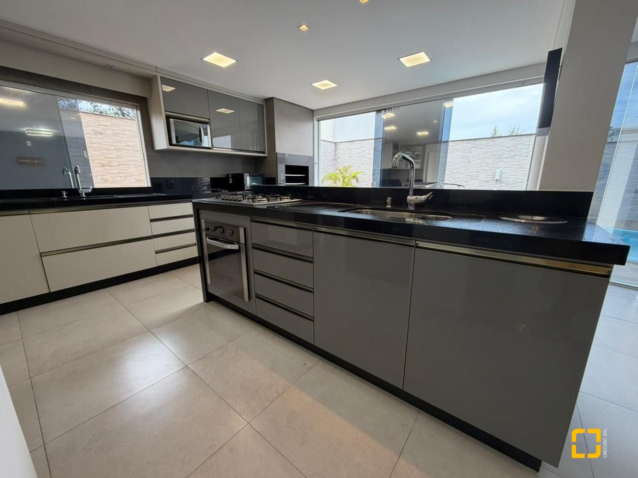 Casa com 292m², 4 quartos (sendo 1 suíte), 3 garagens, no bairro Pedra Branca em Palhoça