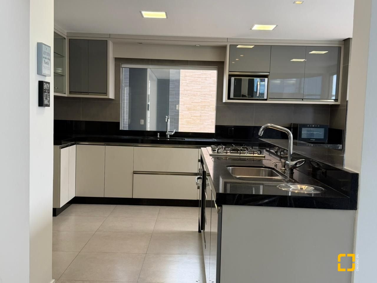 Casa com 292m², 3 quartos (sendo 1 suíte), 3 garagens, no bairro Pedra Branca em Palhoça