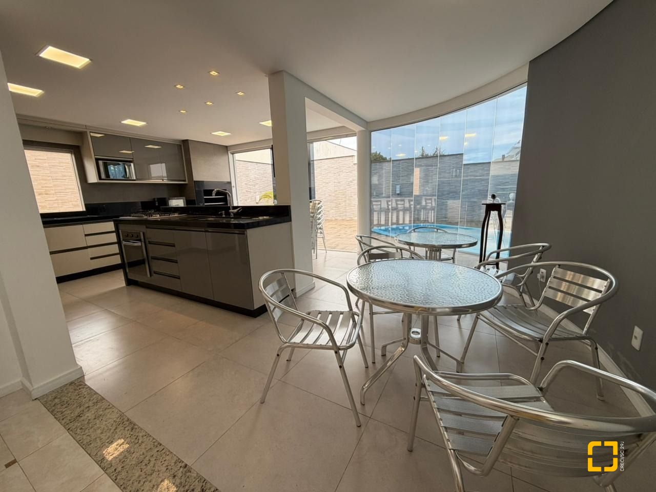 Casa com 292m², 3 quartos (sendo 1 suíte), 3 garagens, no bairro Pedra Branca em Palhoça