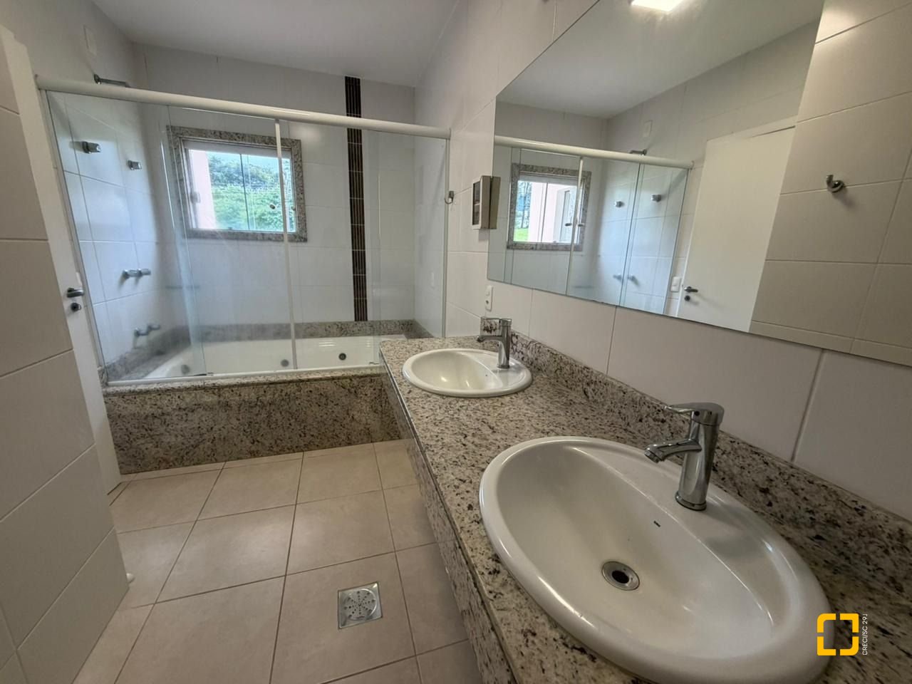 Casa com 292m², 3 quartos (sendo 1 suíte), 3 garagens, no bairro Pedra Branca em Palhoça