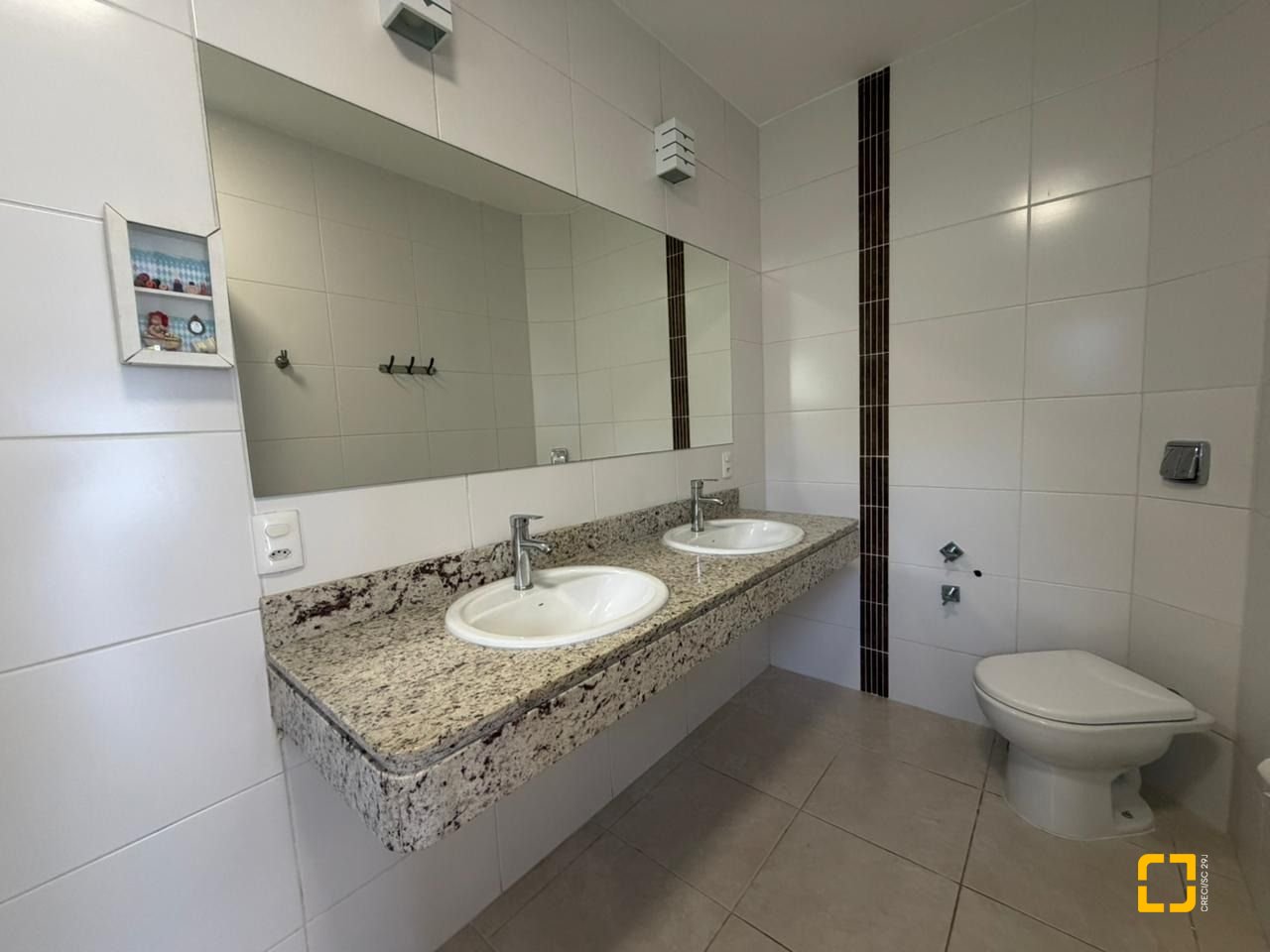 Casa com 292m², 3 quartos (sendo 1 suíte), 3 garagens, no bairro Pedra Branca em Palhoça