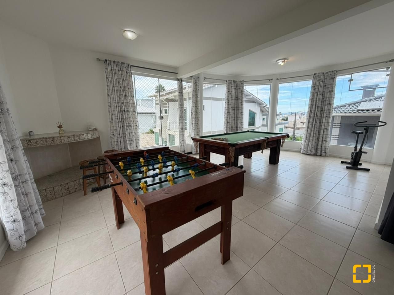 Casa com 292m², 3 quartos (sendo 1 suíte), 3 garagens, no bairro Pedra Branca em Palhoça