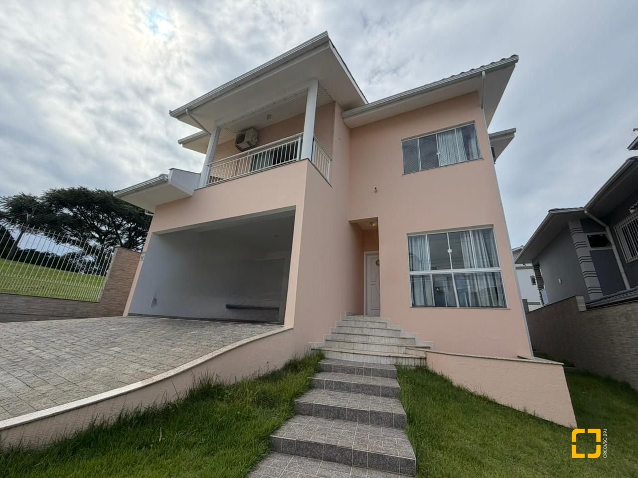 Casa com 292m², 3 quartos (sendo 1 suíte), 3 garagens, no bairro Pedra Branca em Palhoça