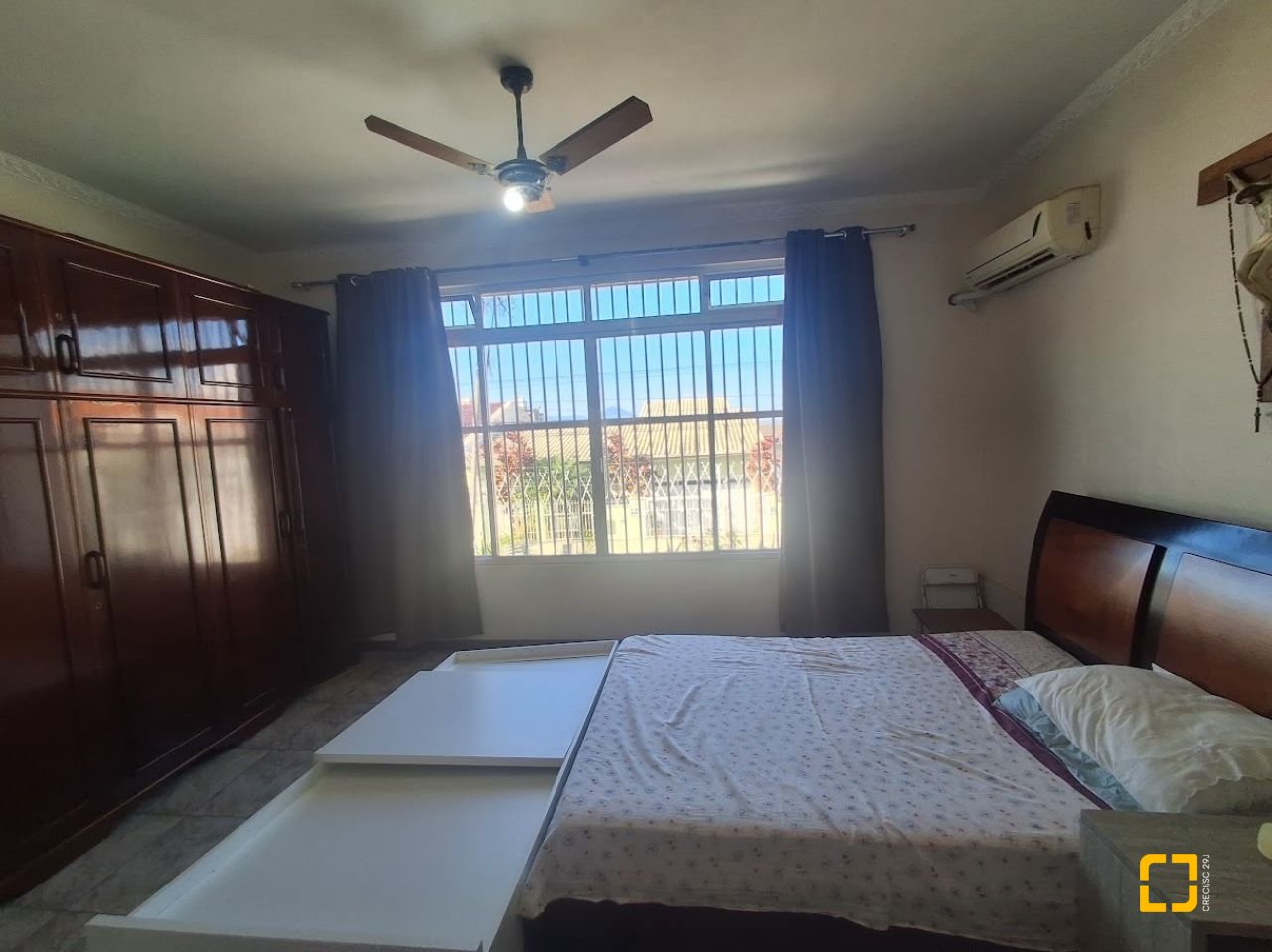 Casa com 263m², 8 quartos (sendo 3 suítes), 3 garagens, no bairro Itaguaçu em Florianópolis