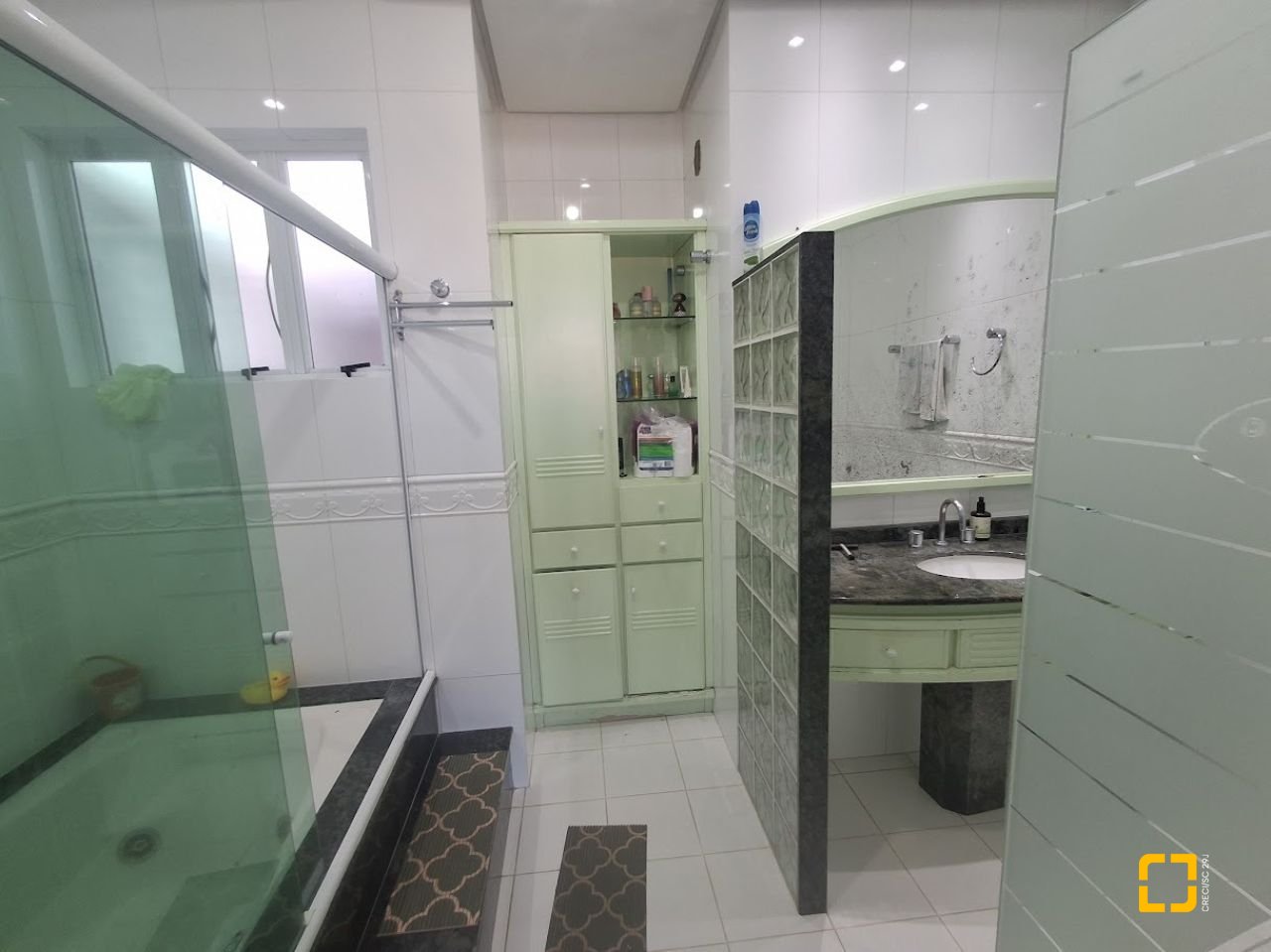 Casa com 263m², 8 quartos (sendo 3 suítes), 3 garagens, no bairro Itaguaçu em Florianópolis