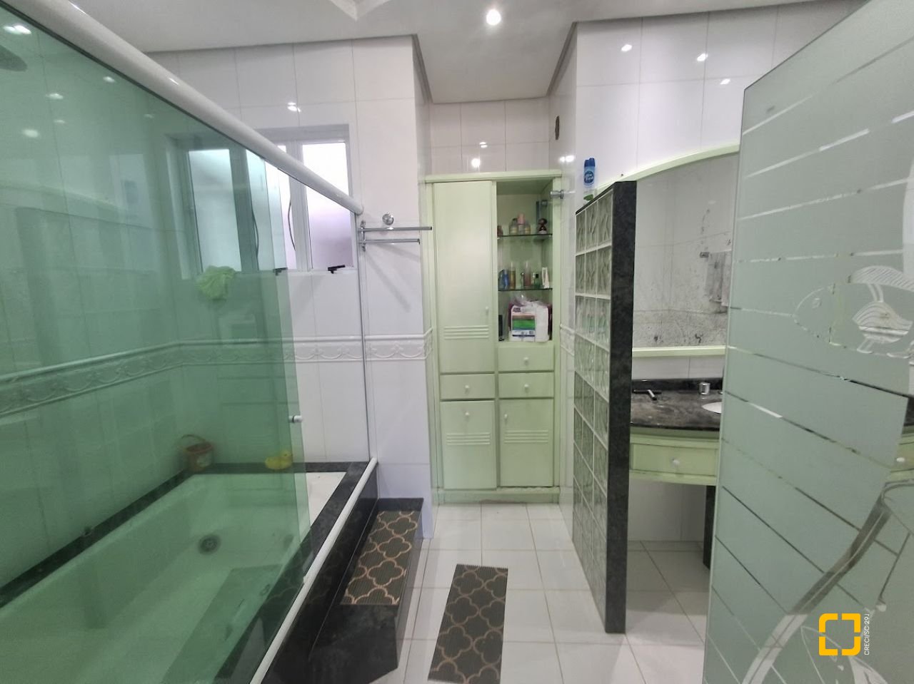 Casa com 263m², 8 quartos (sendo 3 suítes), 3 garagens, no bairro Itaguaçu em Florianópolis