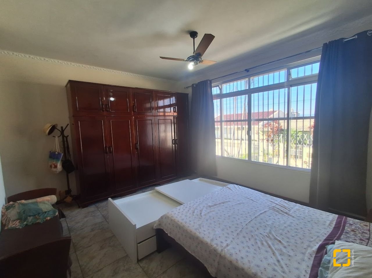 Casa com 263m², 8 quartos (sendo 3 suítes), 3 garagens, no bairro Itaguaçu em Florianópolis