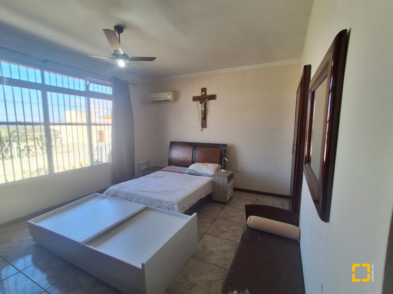 Casa com 263m², 8 quartos (sendo 3 suítes), 3 garagens, no bairro Itaguaçu em Florianópolis