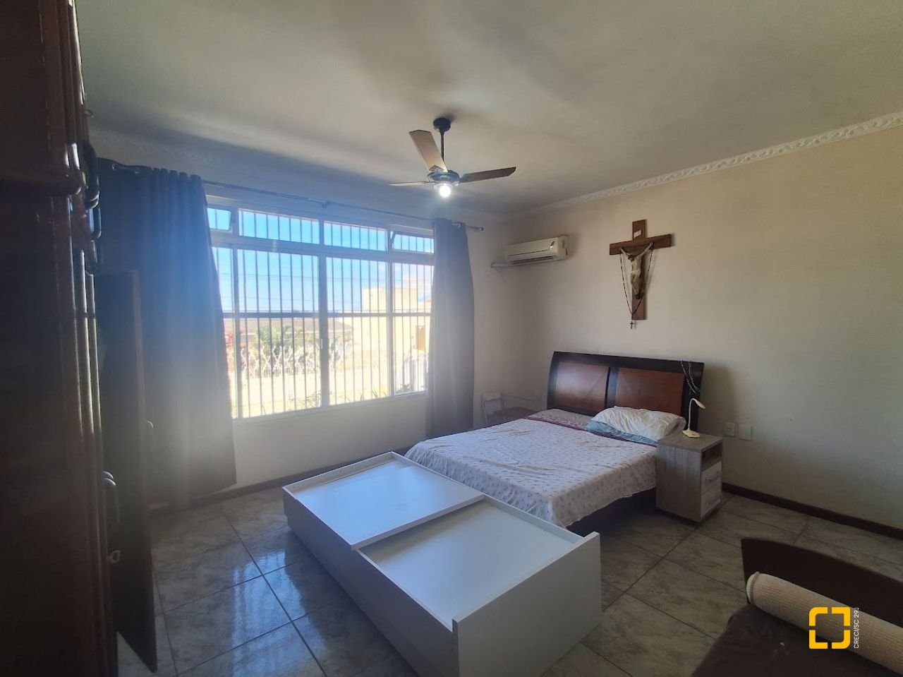 Casa com 263m², 8 quartos (sendo 3 suítes), 3 garagens, no bairro Itaguaçu em Florianópolis