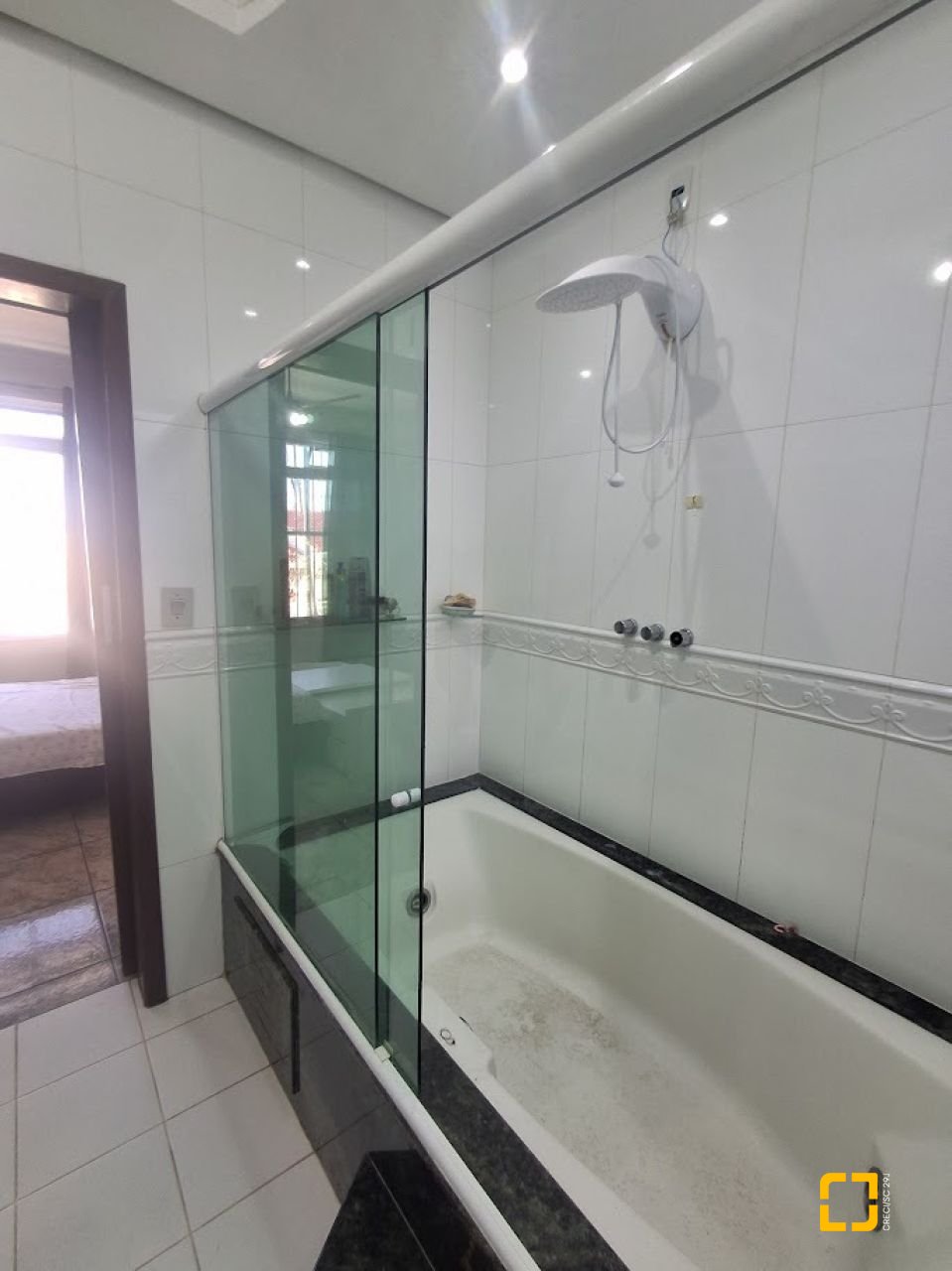 Casa com 263m², 8 quartos (sendo 3 suítes), 3 garagens, no bairro Itaguaçu em Florianópolis