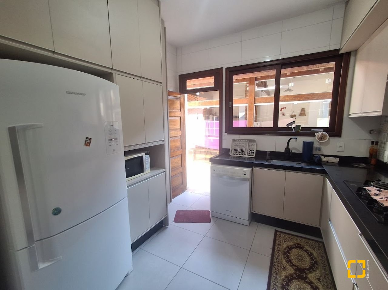 Casa com 263m², 8 quartos (sendo 3 suítes), 3 garagens, no bairro Itaguaçu em Florianópolis
