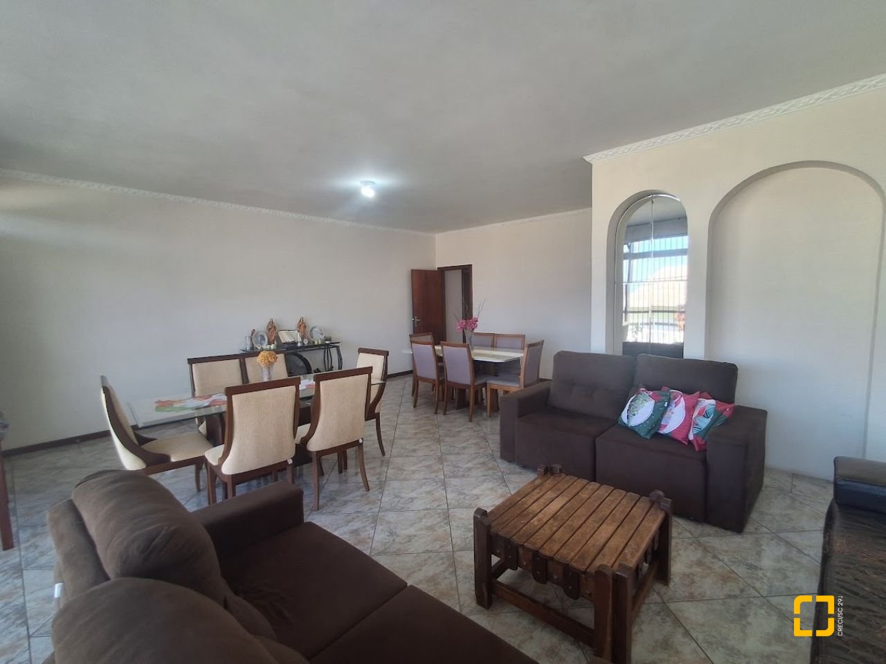 Casa com 263m², 8 quartos (sendo 3 suítes), 3 garagens, no bairro Itaguaçu em Florianópolis
