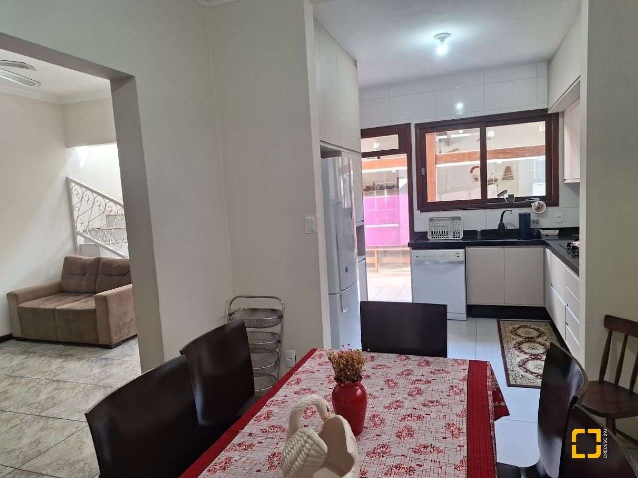 Casa com 263m², 8 quartos (sendo 3 suítes), 3 garagens, no bairro Itaguaçu em Florianópolis