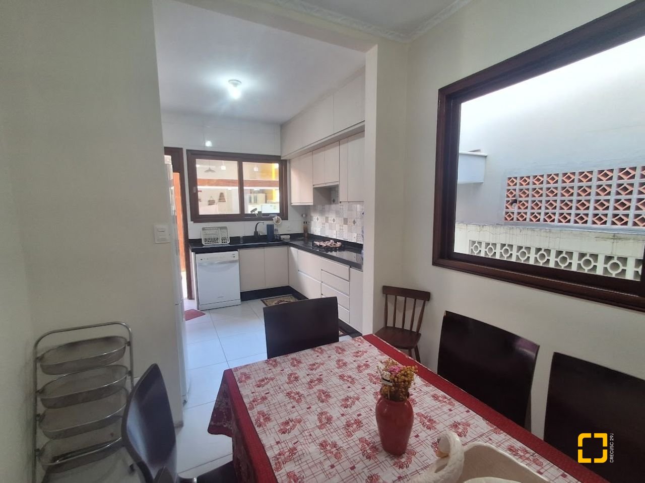 Casa com 263m², 8 quartos (sendo 3 suítes), 3 garagens, no bairro Itaguaçu em Florianópolis