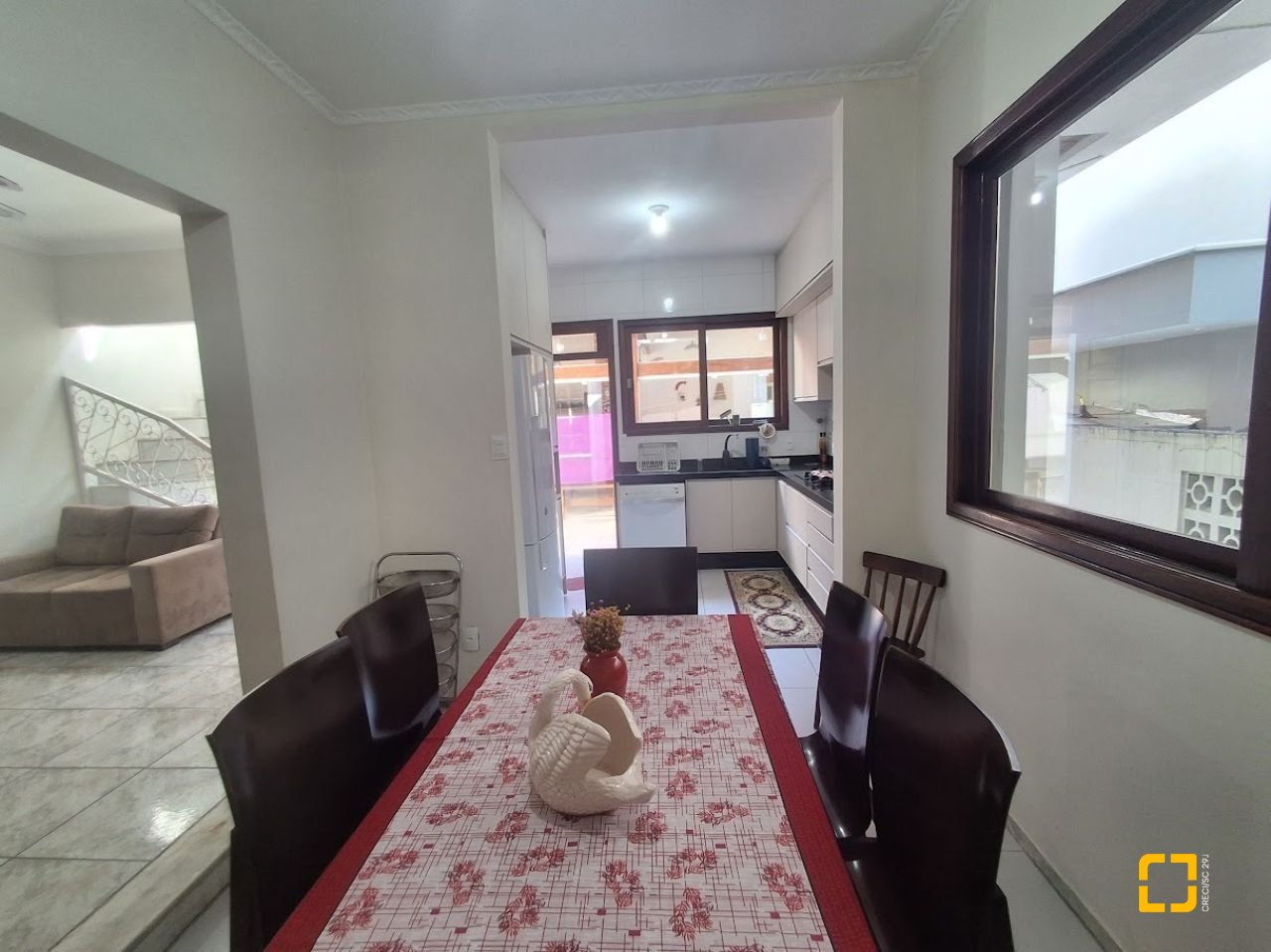 Casa com 263m², 8 quartos (sendo 3 suítes), 3 garagens, no bairro Itaguaçu em Florianópolis