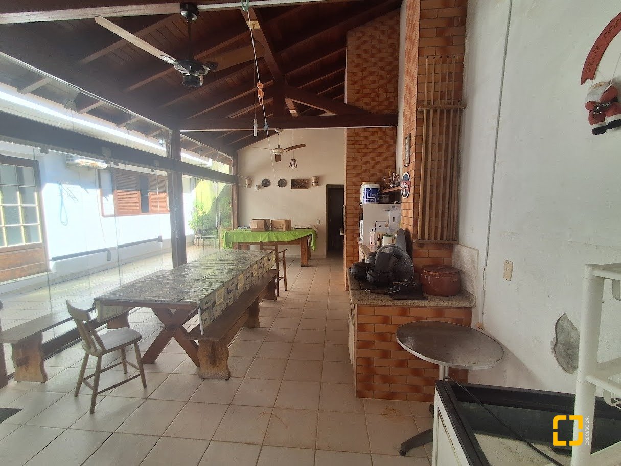Casa com 263m², 8 quartos (sendo 3 suítes), 3 garagens, no bairro Itaguaçu em Florianópolis