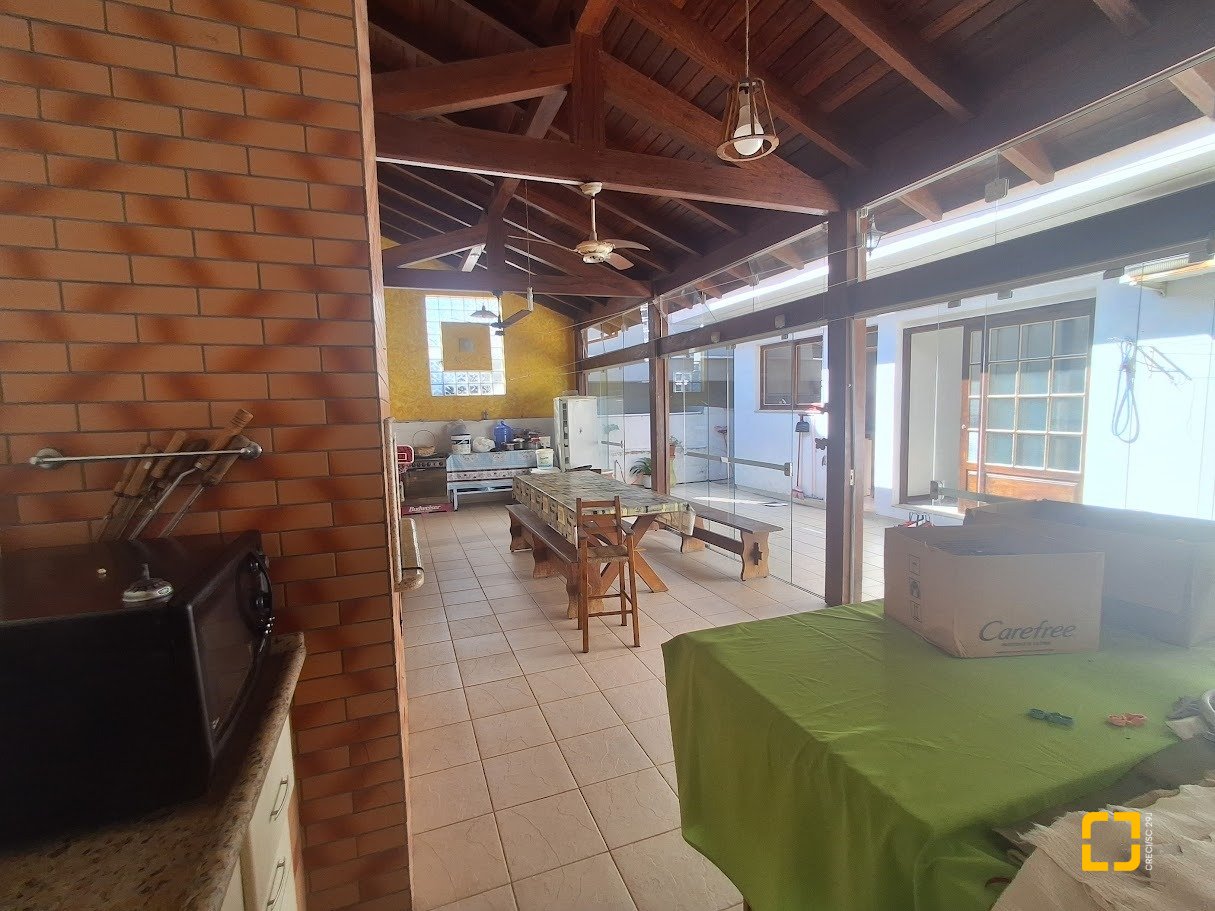 Casa com 263m², 8 quartos (sendo 3 suítes), 3 garagens, no bairro Itaguaçu em Florianópolis