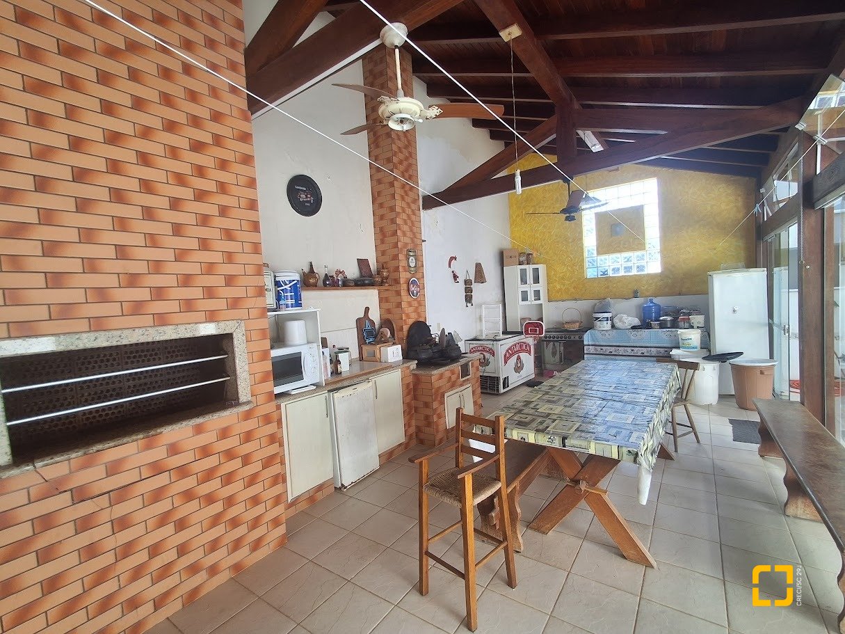 Casa com 263m², 8 quartos (sendo 3 suítes), 3 garagens, no bairro Itaguaçu em Florianópolis