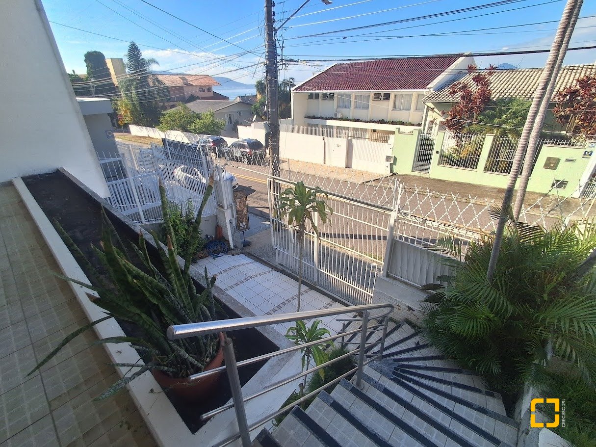 Casa com 263m², 8 quartos (sendo 3 suítes), 3 garagens, no bairro Itaguaçu em Florianópolis