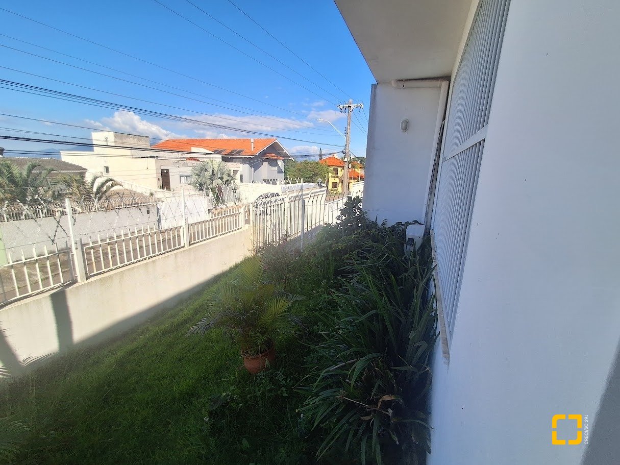 Casa com 263m², 8 quartos (sendo 3 suítes), 3 garagens, no bairro Itaguaçu em Florianópolis