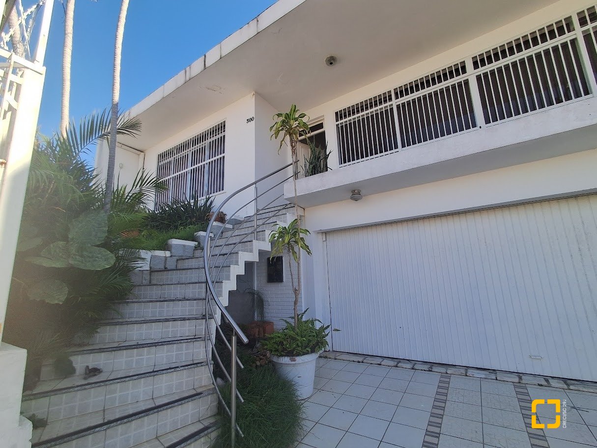 Casa com 263m², 8 quartos (sendo 3 suítes), 3 garagens, no bairro Itaguaçu em Florianópolis