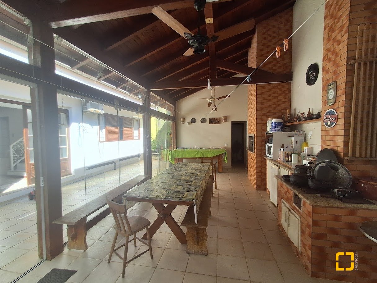 Casa com 263m², 8 quartos (sendo 3 suítes), 3 garagens, no bairro Itaguaçu em Florianópolis