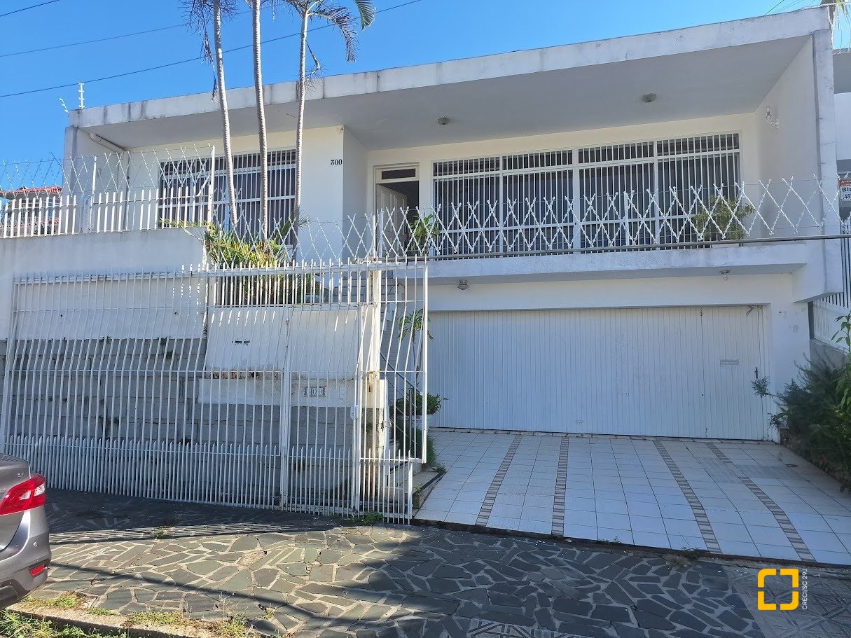 Casa com 263m², 8 quartos (sendo 3 suítes), 3 garagens, no bairro Itaguaçu em Florianópolis