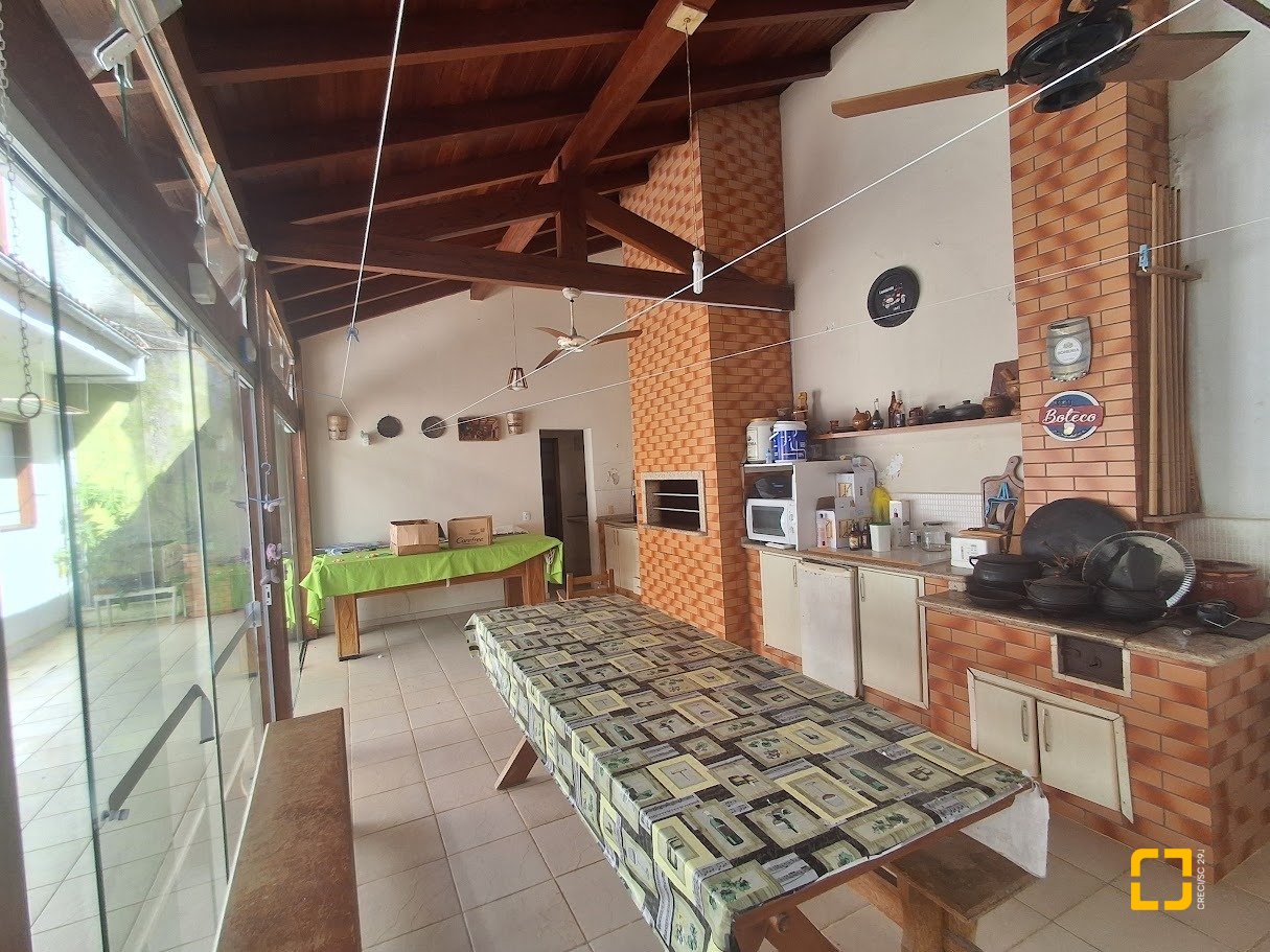 Casa com 263m², 8 quartos (sendo 3 suítes), 3 garagens, no bairro Itaguaçu em Florianópolis
