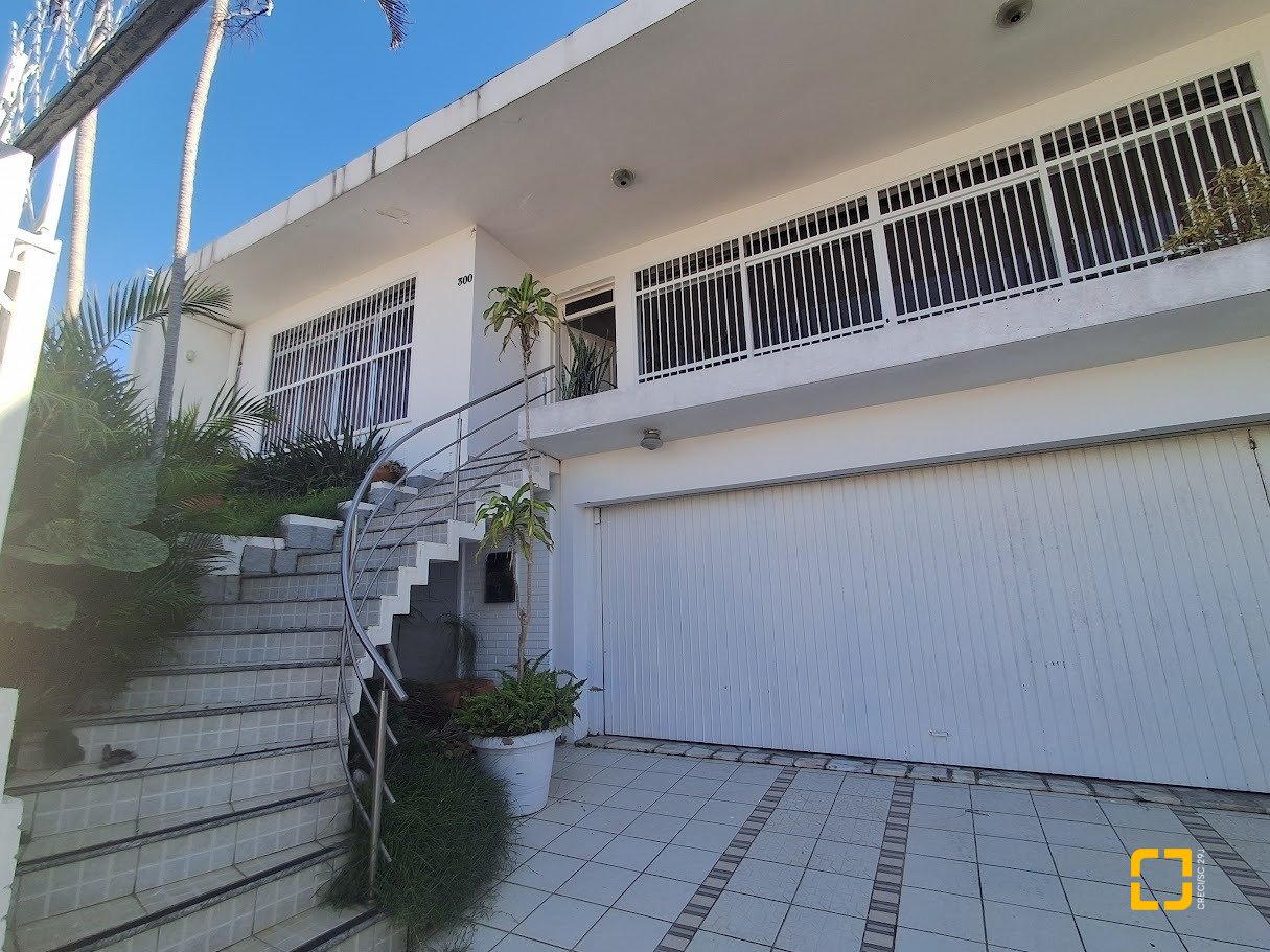 Casa com 263m², 8 quartos (sendo 3 suítes), 3 garagens, no bairro Itaguaçu em Florianópolis